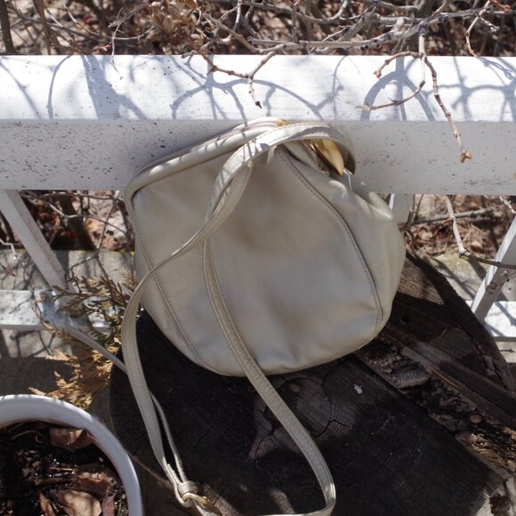 Beautiful Little Liz Claibarne Purse - Picture 2 of 6